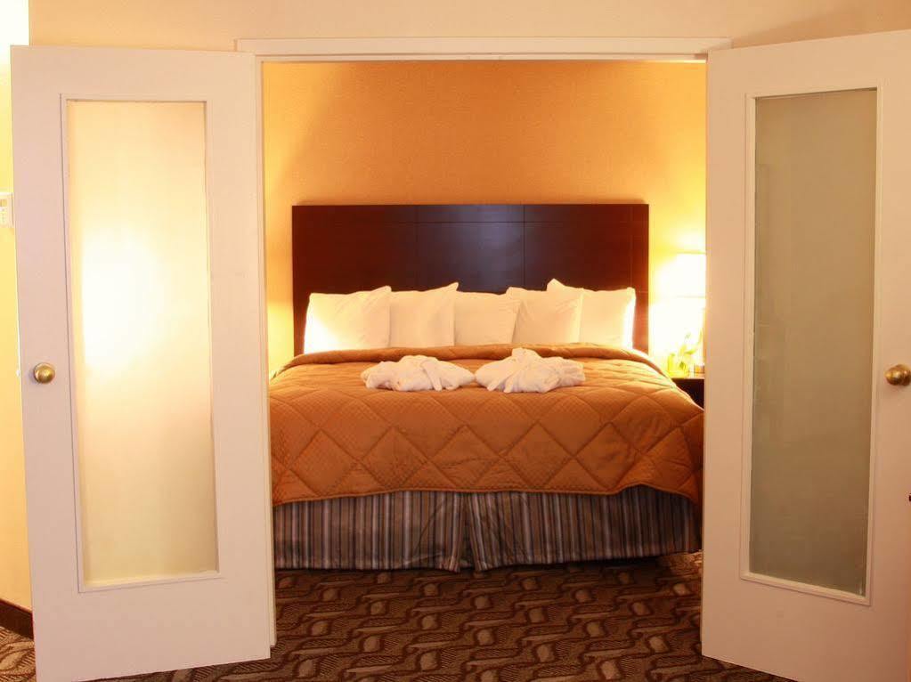 Comfort Inn & Suites Ambassador Bridge Windsor Exteriör bild